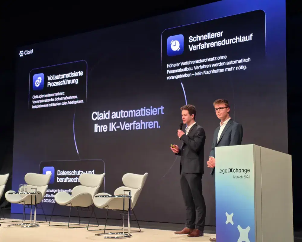 Zwei Mitglieder des Claid-Teams präsentieren auf der Legal Xchange in München