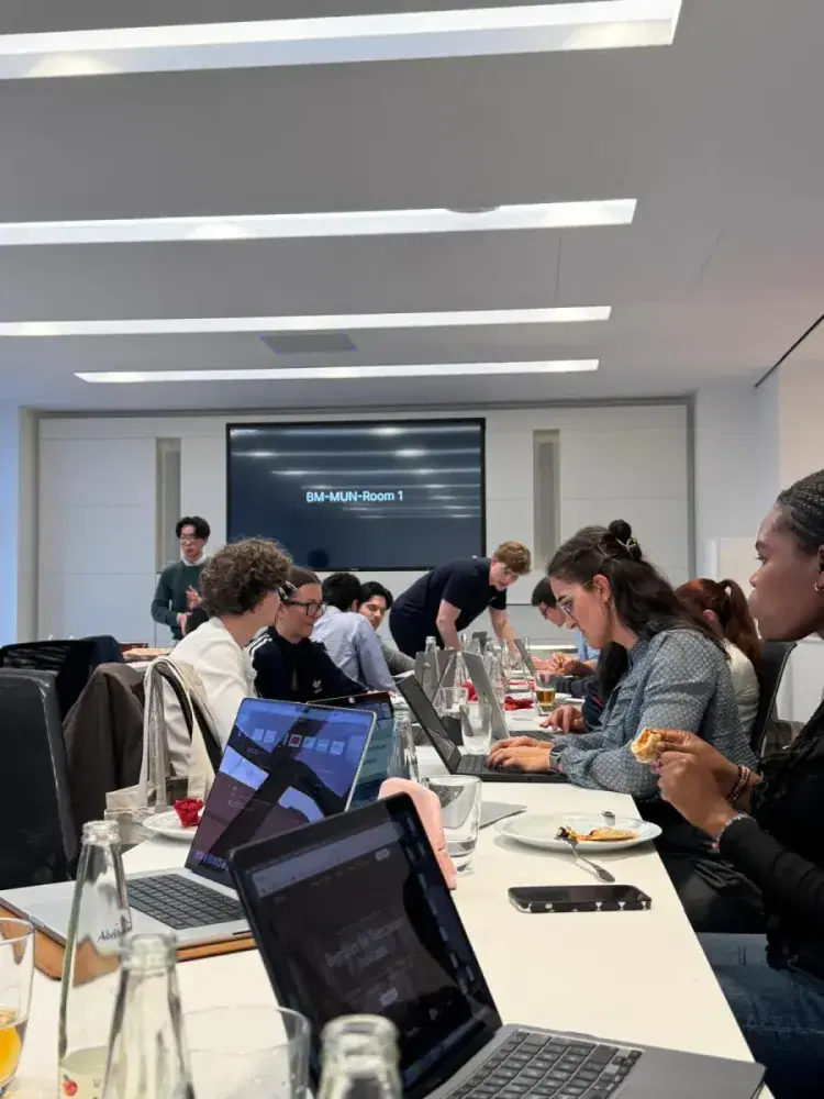 Teilnehmende arbeiten gemeinsam bei einem Claid-Workshop