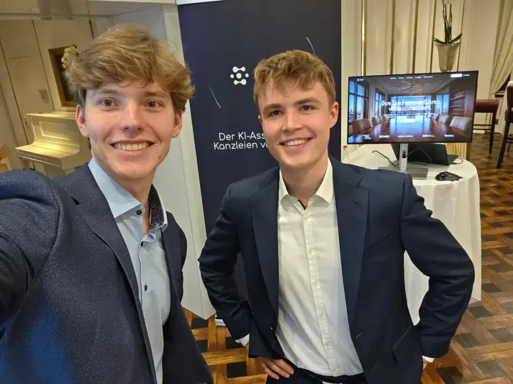 Zwei Claid-Teammitglieder am Messestand einer Fachveranstaltung