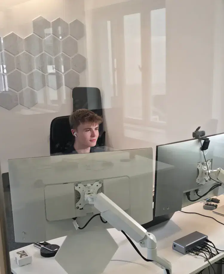 Konzentrierte Arbeit am Schreibtisch im Münchner Büro