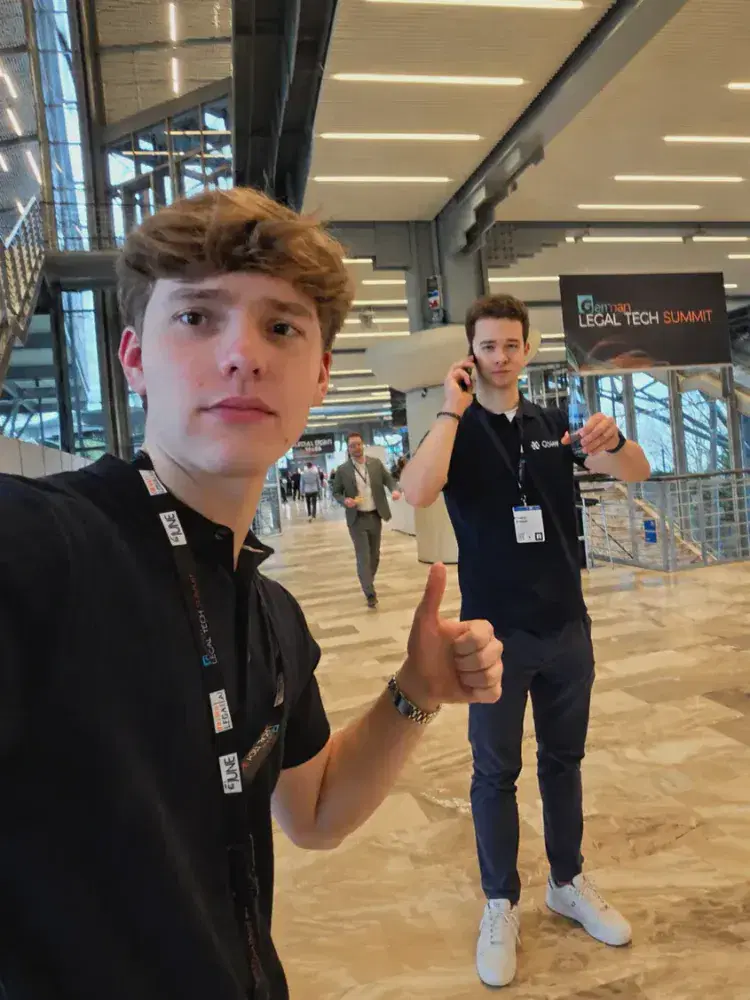 Zwei Mitglieder des Claid-Teams auf dem German Legal Tech Summit