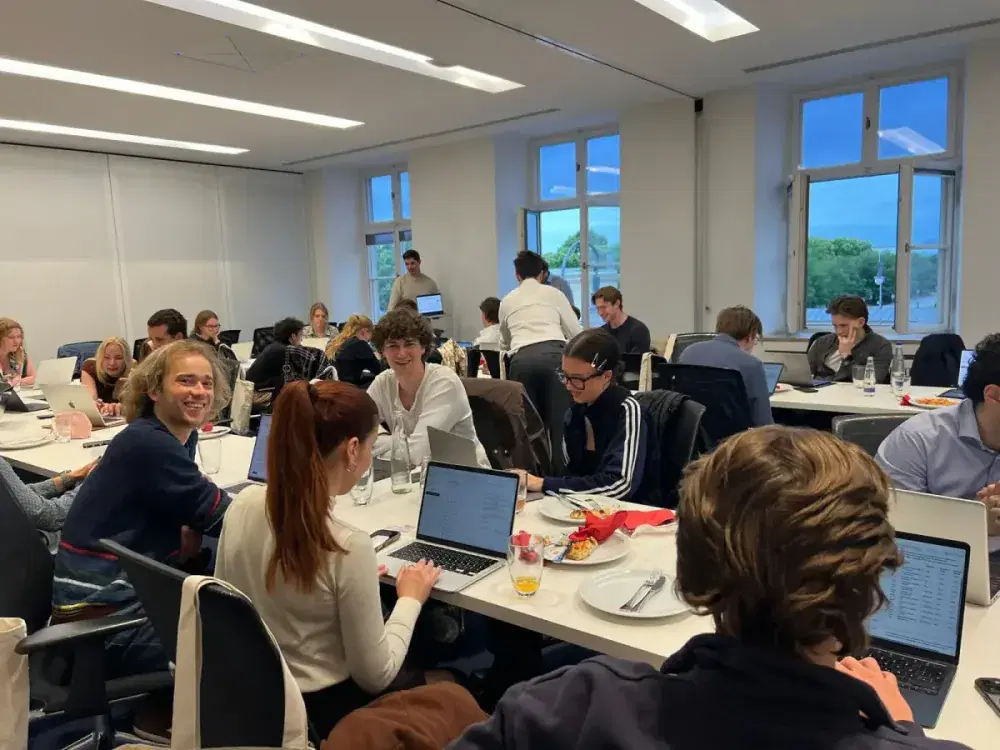 Teilnehmende arbeiten gemeinsam in einer großen Workshop-Runde