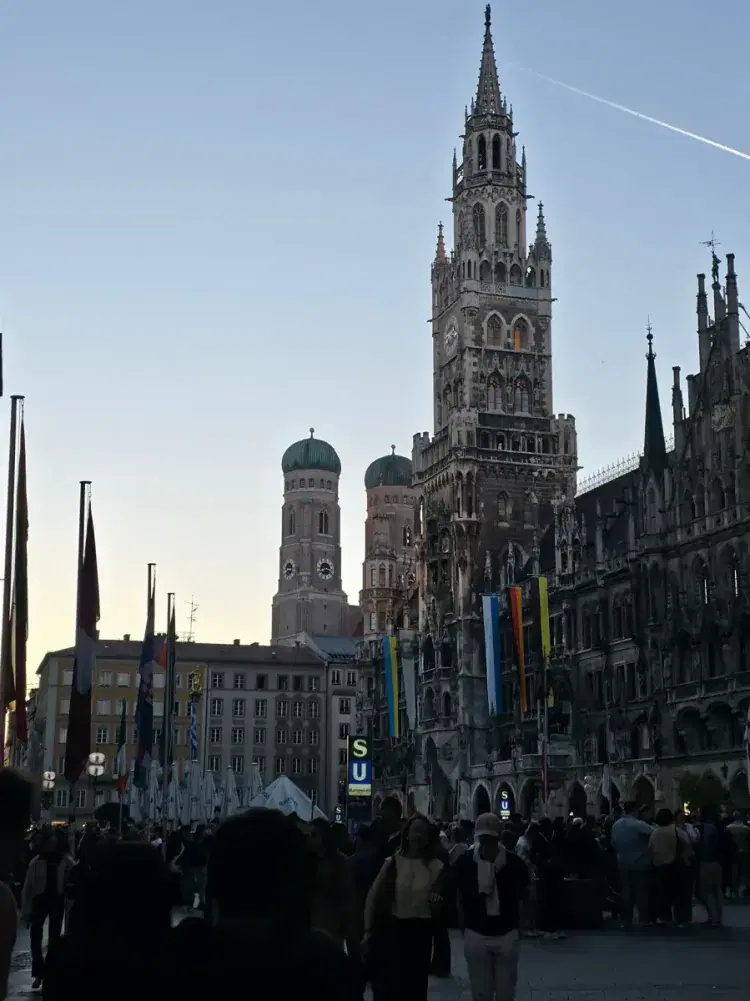 Neues Rathaus und Frauenkirche am Münchner Marienplatz